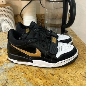 Jordan Legacy 312 Low Black Metallic Gold size 8.5